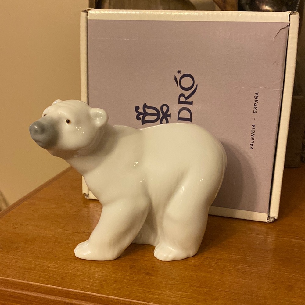 LLadro polar bear